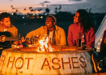 How to Plan the Perfect Beach Bonfire Party